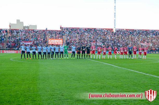 O estádio é conhecido por ser um caldeirão, com arquibancadas coladas no gramado