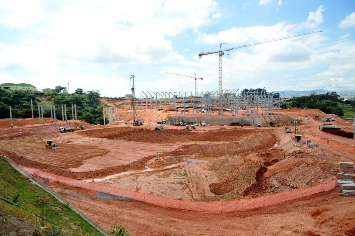 Arena MRV completa um ano de obras neste 20 de abril de 2021. Veja como est o andamento da construo do estdio do Atltico, que tem previso de ficar pronto em outubro de 2022. Sero 46 mil lugares, 2.333 vagas de estacionamento, 40 bares e 80 camarotes. O empreendimento fica no bairro Califrnia, em Belo Horizonte. (Fotos de Gladyston Rodrigues/EM/D. A Press)