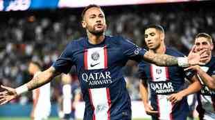 Mbappé erra pênalti, Neymar faz dois gols e PSG goleia Montpellier