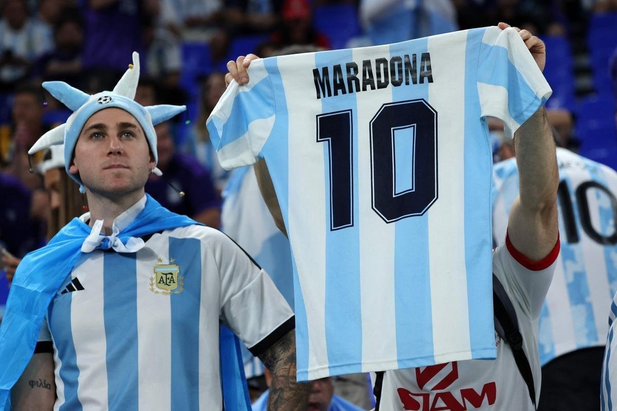 Fotos das torcidas de Argentina e Polnia durante jogo entre as duas selees pelo Grupo C da Copa do Mundo, no Estdio 974, em Doha, no Catar