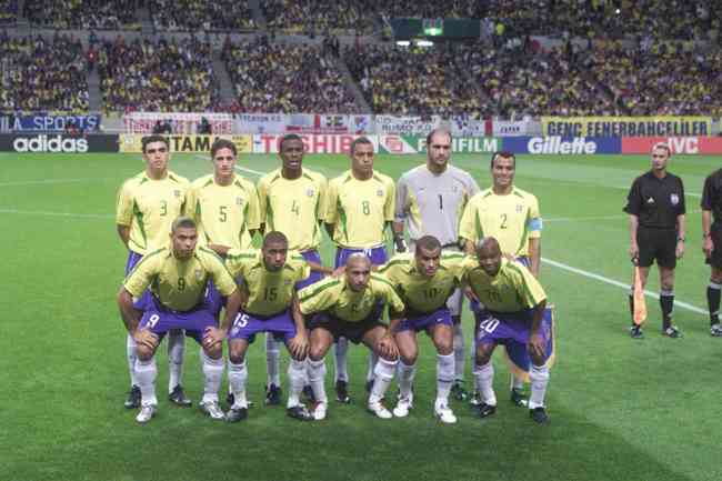 2002 - Camisa amarela com detalhes em verde ganhou evidência em 2002, ano do quinto mundial do Brasil