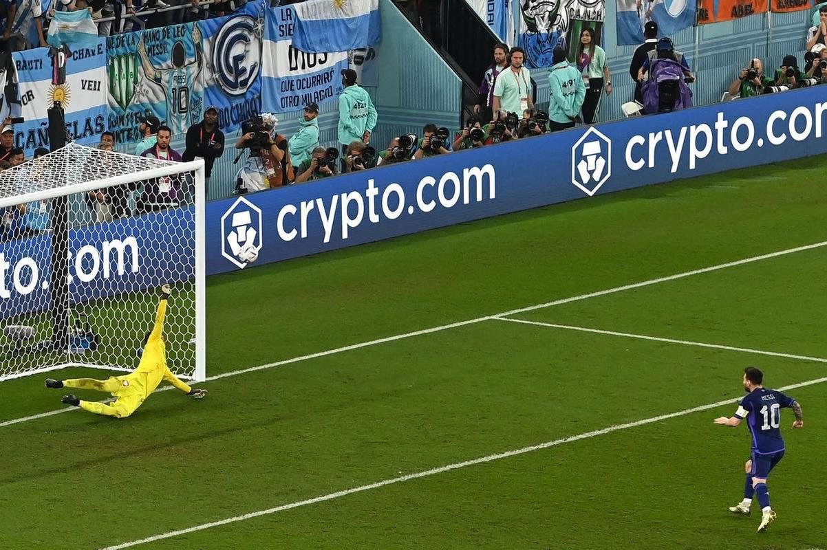 Goleiro Wojciech Szczesny defendeu pnalti cobrado por Messi no duelo entre Polnia e Argentina no Estdio 974