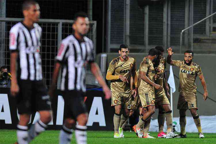 Galo' vira com Cazares e Fred e volta a vencer em casa no Brasileirão