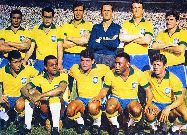 1966 - Em 1966, ano que marcou o impedimento do tricampeonato consecutivo, o Brasil voltou a manter o padrão. Também não há registros do uniforme reserva daquele ano