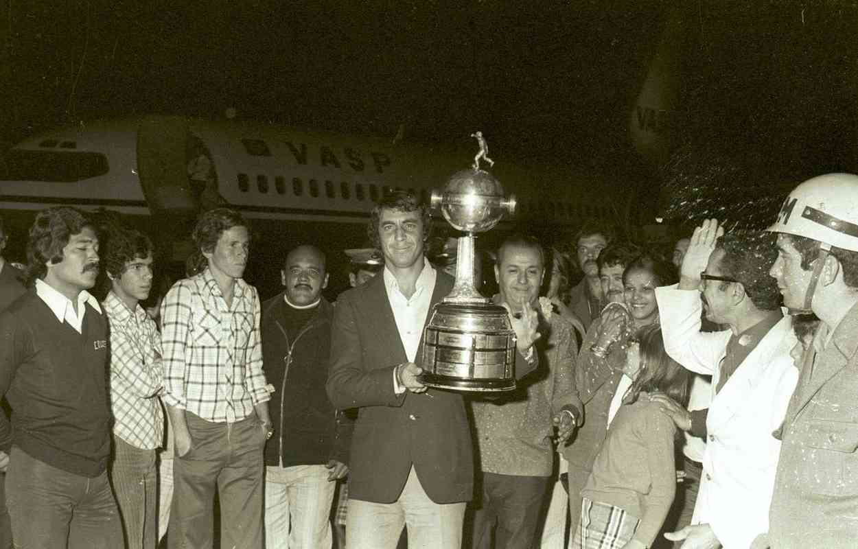 O Cruzeiro conquistou a Copa Libertadores de 1976 ao derrotar o River Plate por 3 a 2 em Santiago, no Chile, em 30 de julho. Foi a terceira partida da deciso. No desembarque no Aeroporto da Pampulha, em Belo Horizonte, jogadores celestes foram recebidos com muita festa. Houve ainda desfile de carro aberto pelas ruas da capital mineira.