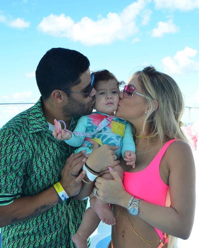 Hulk com a esposa e a filha em Punta Cana