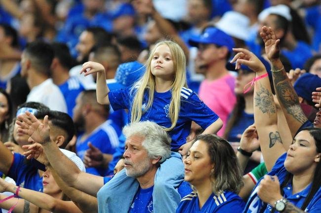 Alcia Reis, de 8 anos, em festa na torcida do Cruzeiro durante o empate por 1 a 1 com o Ituano, no Mineiro, pela Srie B de 2022