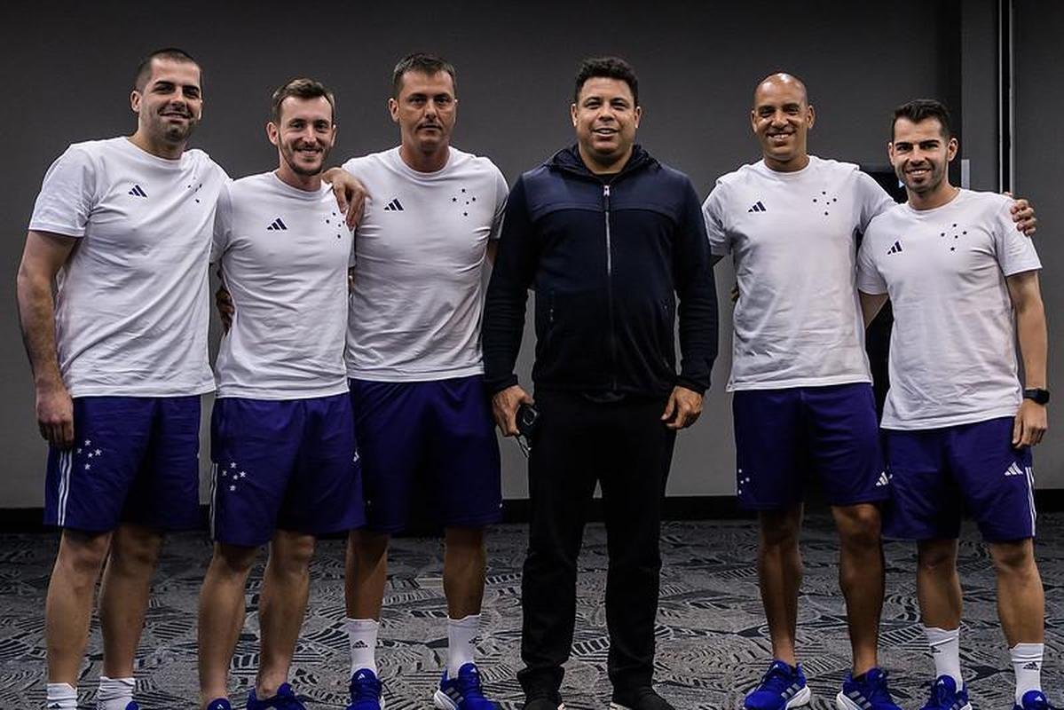 Ronaldo conheceu tcnico Pepa e cumprimentou jogadores do Cruzeiro na vspera do jogo contra o Corinthians, em So Paulo, pelo Campeonato Brasileiro 
