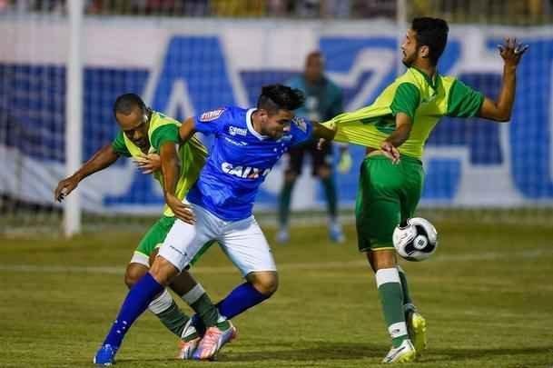 Com muitos atletas juniores, time celeste fez teste no Estádio Municipal de Ibirité