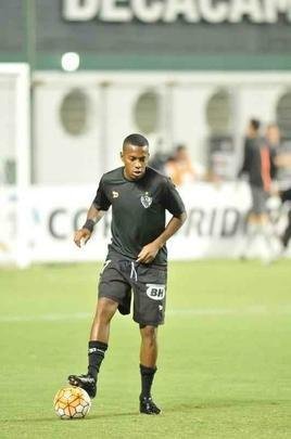 Robinho entrou em campo para o aquecimento e foi saudado pelos atleticanos no Horto
