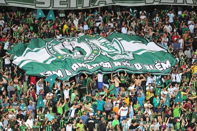 Ademir marcou dois gols na etapa final e colocou o Amrica em vatagem: 2 a 0