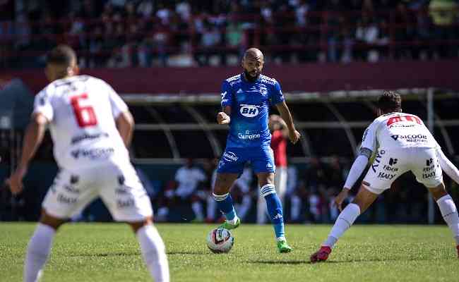 Líder da Série B, Cruzeiro ficou no empate sem gols com o Brusque em Santa Catarina