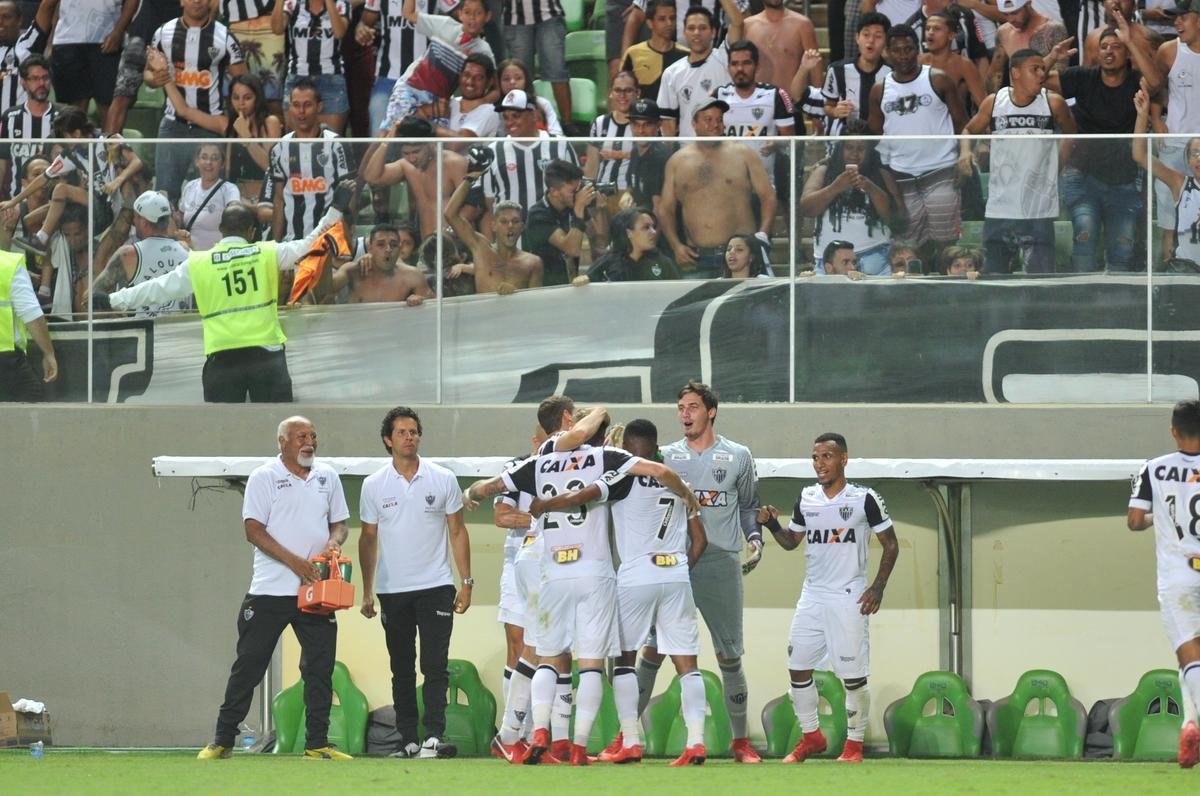 Depois de lances polmicos, Atltico confirmou vitria com gols de Rger Guedes e Ricardo Oliveira