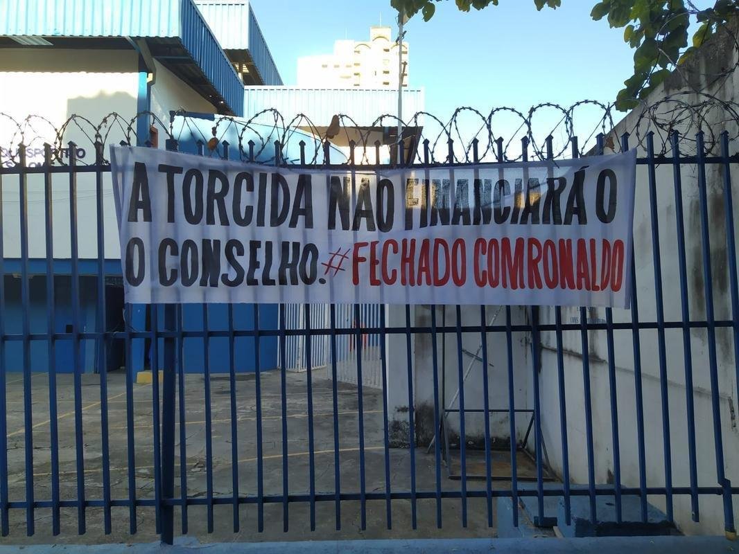 Torcida do Cruzeiro foi em peso ao Parque Esportivo do Barro Preto para fazer press�o pela aprova��o da venda da SAF a Ronaldo