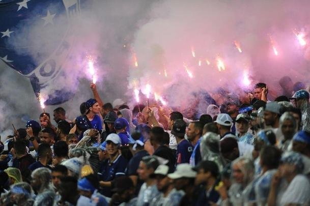 Sinalizadores, rojes, ira e xingamentos: a reao da torcida celeste com a derrota no Mineiro