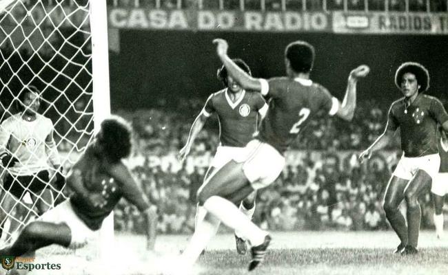 Cruzeiro derrotou Inter por 5 a 4 na estreia da Copa Libertadores de 1976. Palhinha, aos 3 e 10 minutos do 1T, Joozinho, aos 21 min do 1T e aos 18 min do 2T, e Nelinho, aos 40 min do 2T marcaram os gols celestes no triunfo