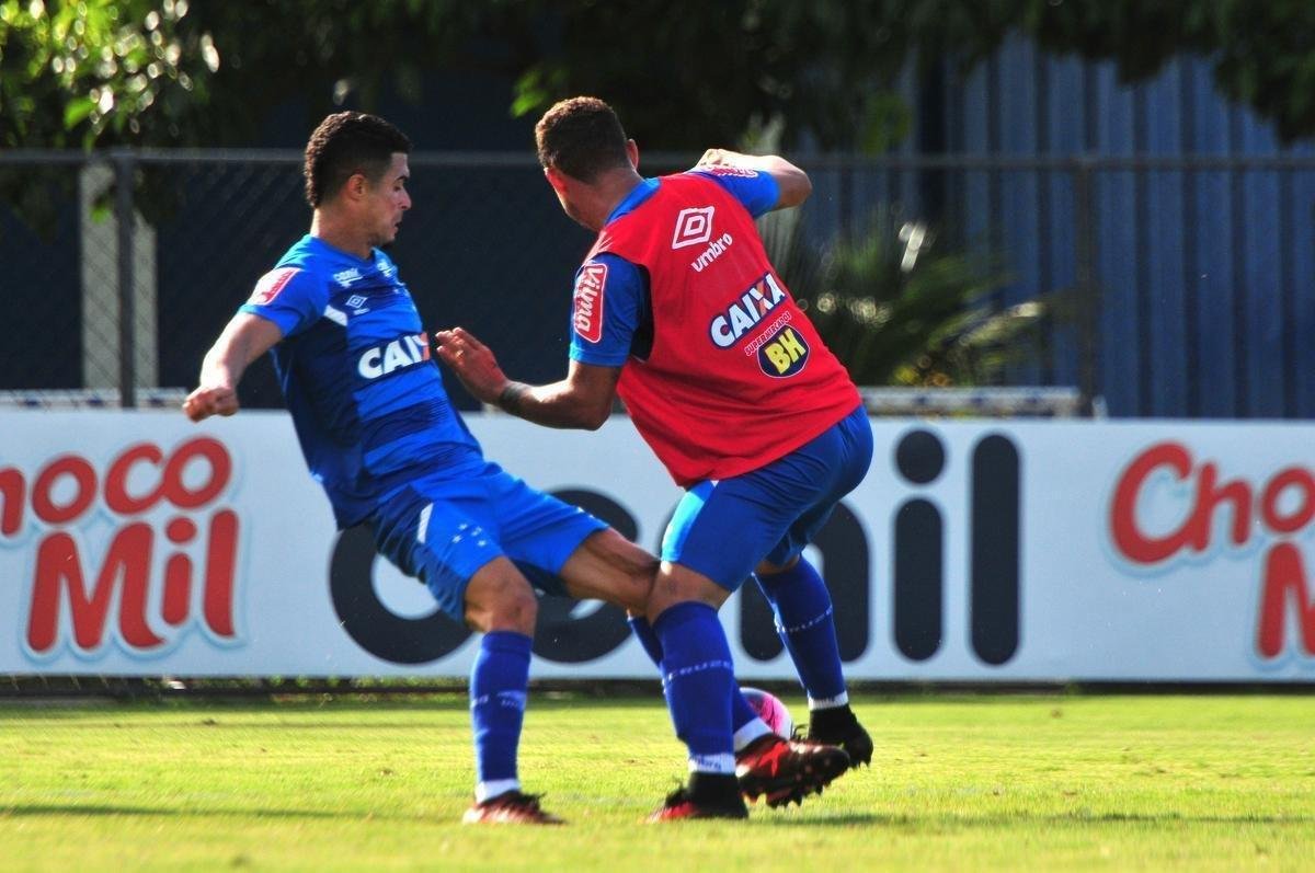 Sem Thiago Neves, que est com desgaste na panturrilha, Mano Menezes escalou o time titular do Cruzeiro no coletivo com Fbio; Lucas Romero, Leo, Murilo e Egdio; Henrique e Ariel Cabral; Robinho, Arrascaeta e Rafinha; Fred. Os reservas atuaram com Rafael; Arthur, Digo, Manoel e Marcelo Hermes; Lucas Silva, Nonoca e Bruno Silva; Rafael Marques, Rafael Sobis e Judivan