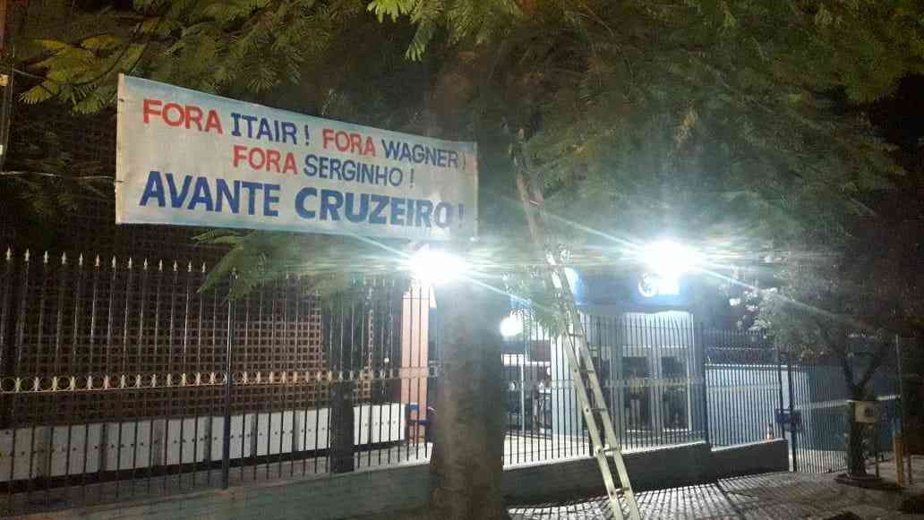 Faixas contra a diretoria do Cruzeiro