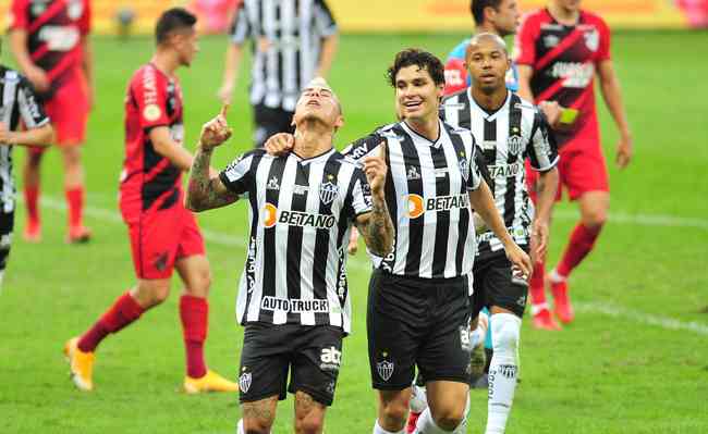 Com Dodô e Mariano, Vargas comemorou gol do Atlético sobre o Athletico-PR no Campeonato Brasileiro de 2021