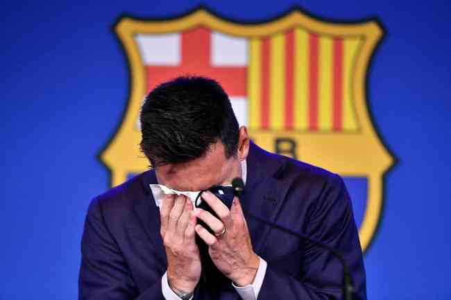 Diante da famlia e dos amigos, Messi chorou muito no adeus