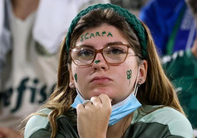 Fotos das torcidas de Palmeiras e Chelsea durante a final do Mundial de Clubes no Estdio Mohammed Bin Zayed em Abu Dhabi