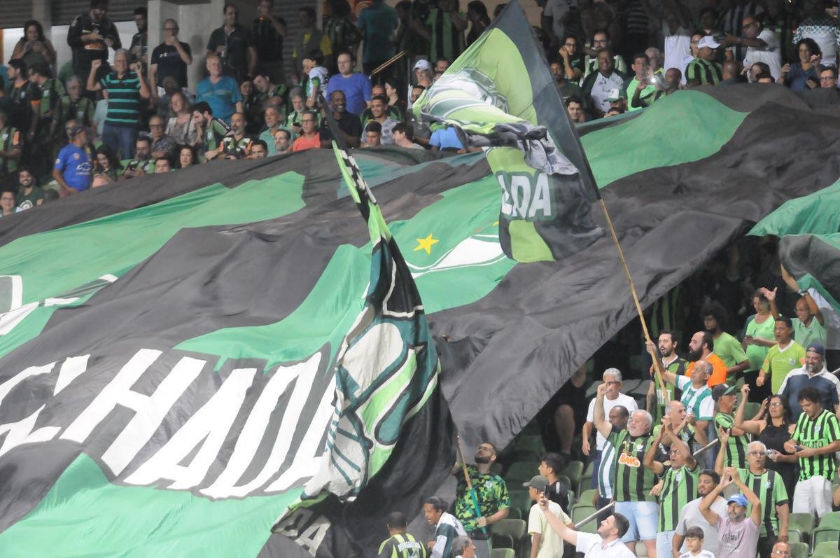 Imagens do duelo entre Amrica e CRB, no Independncia, pela 26 rodada da Srie B