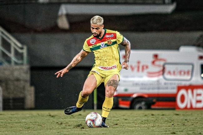 Marcinho - o meia de 25 anos vestiu a camisa 10 e foi um dos destaques do Sampaio Corra na ltima edio da Srie B - disputou 37 jogos, marcou oito gols e deu cinco assistncias. Desde o fim do torneio, no ms passado, o jogador est sem contrato. Nos ltimos dias, o Cruzeiro avanou em sua contratao para a temporada 2021.