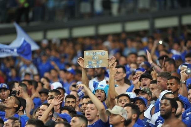 Depois da classificao diante do Palmeiras, jogadores e torcida do Cruzeiro festejaram no Mineiro a passagem  final da Copa do Brasil
