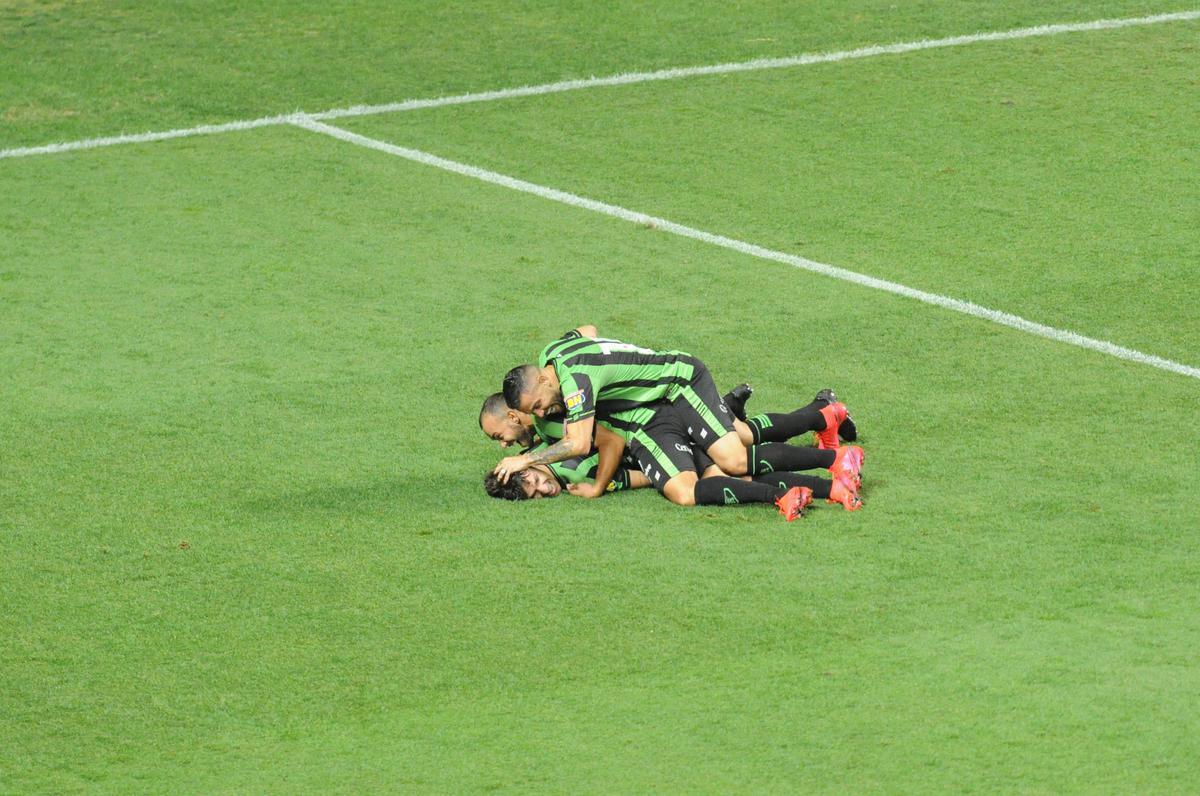 Fotos do duelo entre Amrica e Ponte Preta, no Independncia, em Belo Horizonte, em jogo de volta da quarta fase da Copa do Brasil
