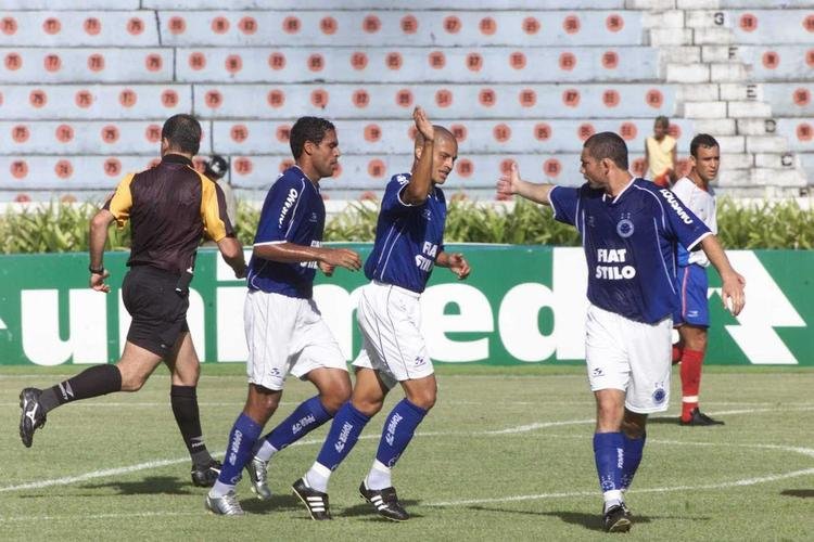 Imagens do meia Alex, campeo da Trplice Coroa com a camisa do Cruzeiro
