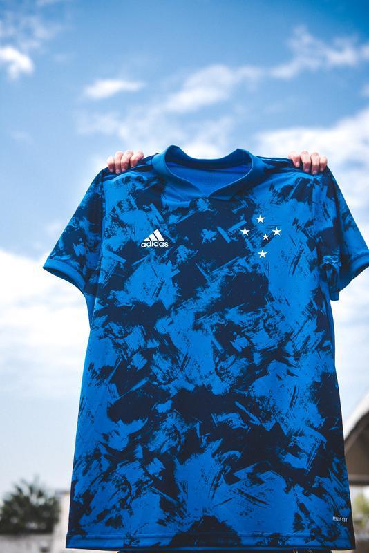 Fotos da nova camisa 3 do Cruzeiro, produzida pela Adidas