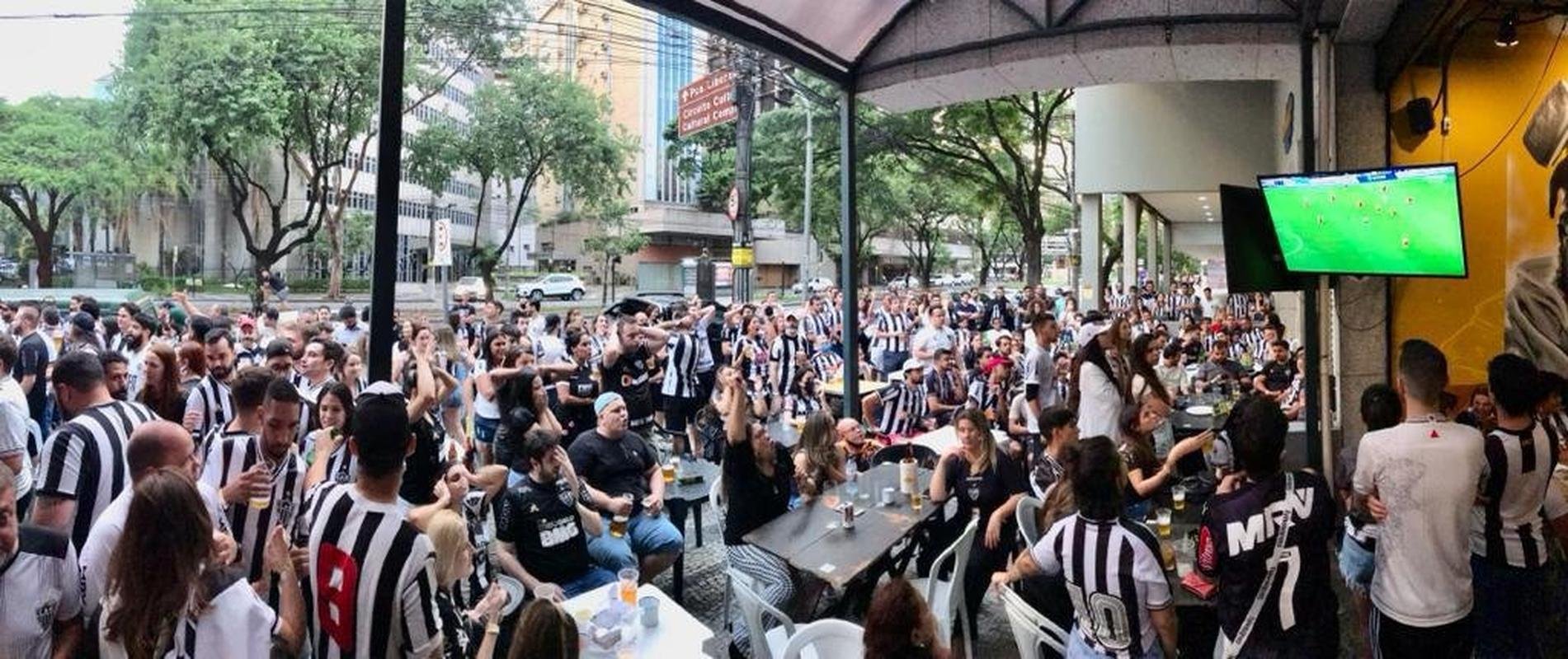 Nesta quinta-feira (2), torcedores do Atltico lotaram os bares de BH para acompanhar Bahia x Galo, jogo adiado da 32 rodada do Campeonato Brasileiro. Na imagem, Devotos Bar.