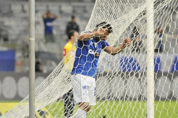No segundo tempo, Fred marcou duas vezes e ampliou vantagem do Cruzeiro para 3 a 0