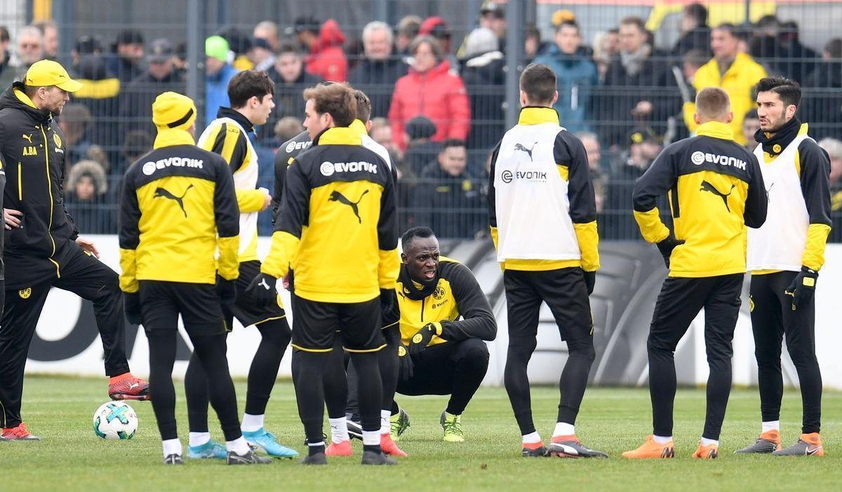 Com sonho de ingressar no futebol profissional, Usain Bolt participa de treino com jogadores do Borussia Dortmund