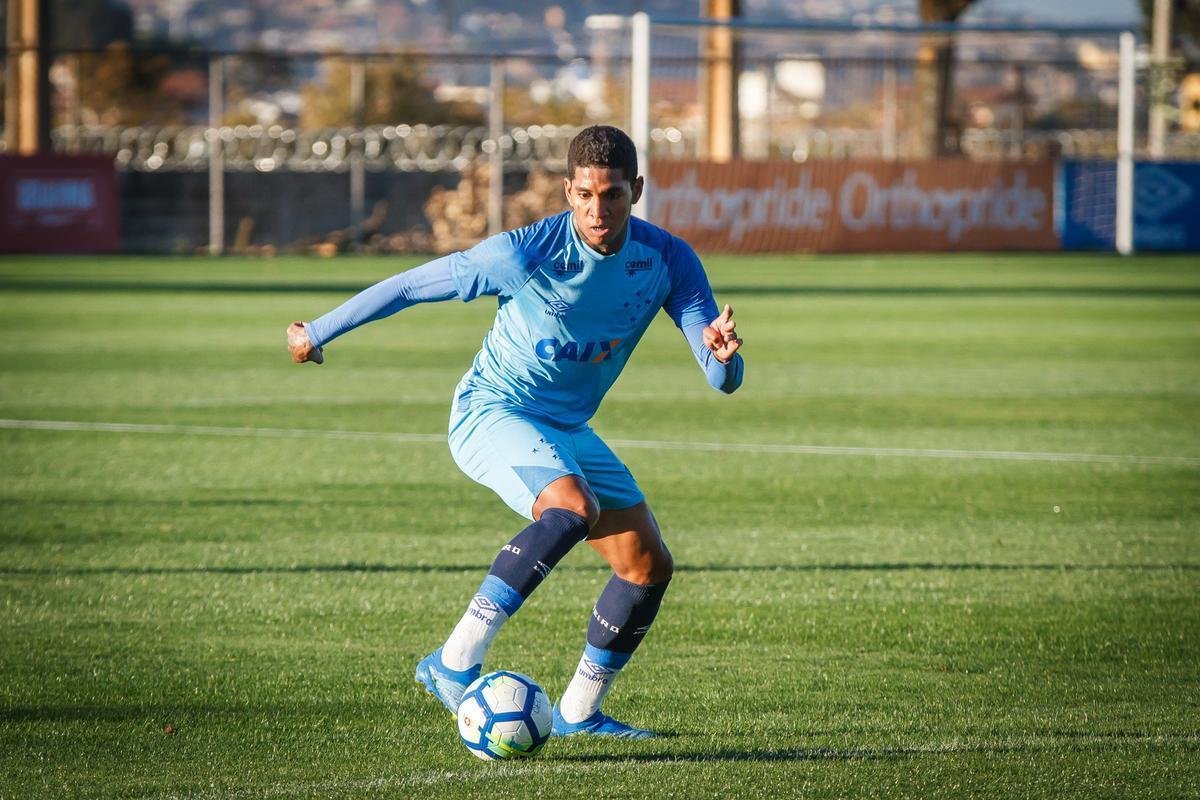 Depois de vencer o Amrica por 3 a 1 no Mineiro, o Cruzeiro se reapresentou na tarde desta sexta-feira, na Toca da Raposa II. Como de praxe, os titulares realizaram treinamento regenerativos na academia. J os reservas estiveram em campo para atividade tcnica sob orientao de Mano Menezes. O treinador, inclusive, passou a maior parte do trabalho em conversa reservada com o vice-presidente de futebol Itair Machado. O prximo compromisso do clube  contra o Atltico-PR, no domingo, s 19h, no Gigante da Pampulha. 