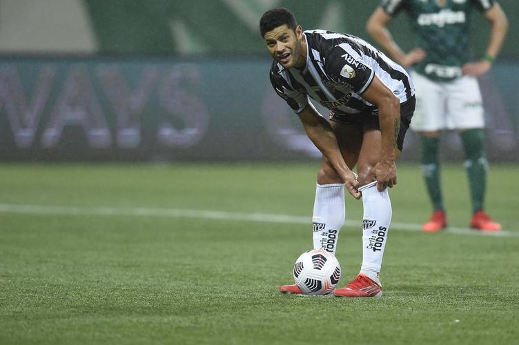 Diego Costa sofreu pnalti. Hulk cobrou e mandou na trave esquerda.