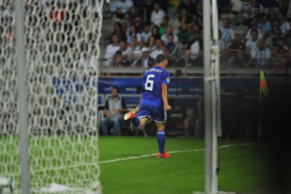 Fotos do duelo entre Argentina e Paraguai, no Mineiro, pela Copa Amrica