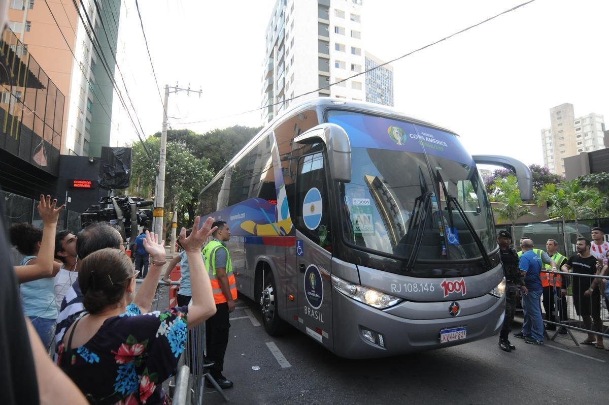 Jogadores da Seleo Argentina deixaram hotel sem contato com torcedores. Em seguida, fizeram um treino fechado no Estdio Independncia. No sbado, Messi e cia decidem terceiro lugar da Copa Amrica na Arena Corinthians