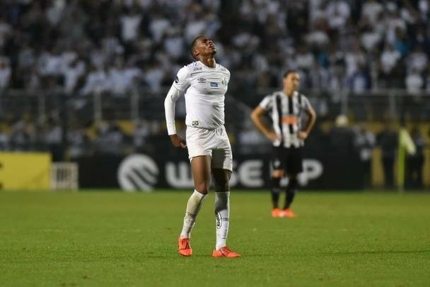 Atlético derrotou Santos por 2 a 1, de virada, com gols de Chará, e avançou às quartas de final da Copa do Brasil