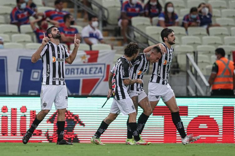 Diego Costa e Hulk marcaram os gols da vitória do Atlético por 2 a 1 sobre o Fortaleza, no Castelão