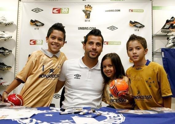 Fbio em noite de autgrafos em um shopping de BH, em 2011