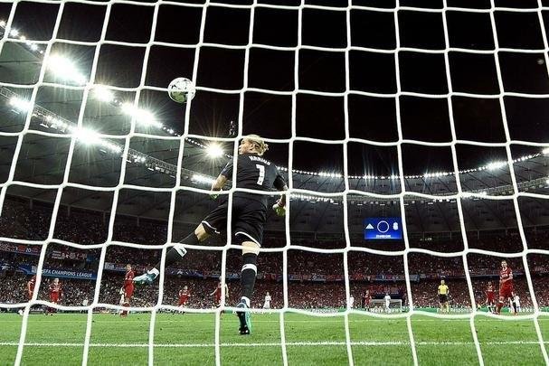 Bale fez 3 a 1 para o Real em nova falha do goleiro Loris Karius. Ele tentou encaixar defesa em chute de fora da área, mas deixou bola escapar. Festa dos merengues e frustração absoluta dos ingleses em Kiev