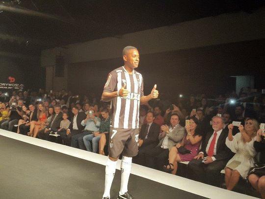 Presença de Robinho, com a camisa 7, foi o ponto alto da festa de lançamento do uniforme