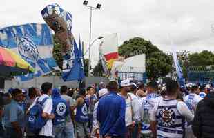 Torcedores do Cruzeiro foram  porta da Toca II apoiar os jogadores na vspera do jogo com o Flamengo