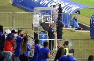 Fotos do jogo entre Cruzeiro e Confiana pela Srie B. Jogo  em Belo Horizonte marcou a volta da torcida cruzeirense ao Mineiro aps meses de ausncia devido  pandemia da COVID-19