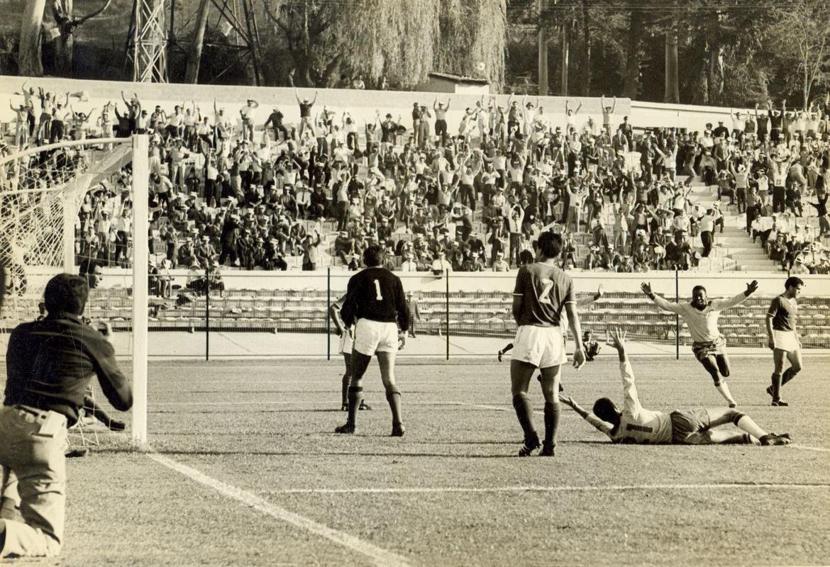 Pel na Copa do Mundo de 1962, no Chile, a segunda conquistada pelo Brasil. Na foto, o Rei comemora gol no jogo entre Brasil e Mxico
