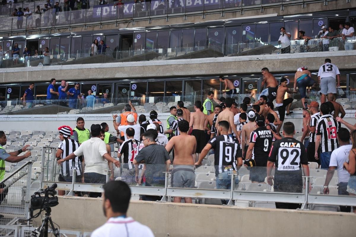 Atleticanos invadiram camarote de cruzeirenses, e torcedores entraram em confronto