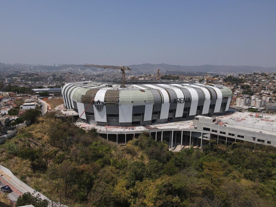 Instalao do escudo do Atltico e do primeiro letreiro da Arena MRV

