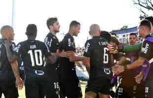 Jogadores do Atltico comemoram gol de Ricardo Oliveira sobre o Danubio, no Uruguai: 1 a 0