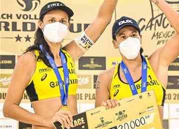 Dupla brasileira venceu as canadenses Sarah Pavan e Melissa Humana-Paredes, atuais campeãs mundiais, por 2 sets a 1